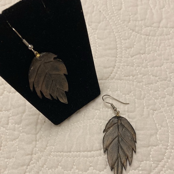 Elegant Wood Leaf Design Pierced Earrings - Picture 2 of 3